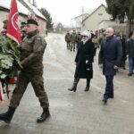 23.01.2022. Wąchock. Obchody 159. rocznicy wybuchu powstania styczniowego. Złożenie kwiatów przy tablicy upamiętniającej 150. rocznicę wybuchu powstania styczniowego. Na zdjęciu (po prawej): Maria Zuba - doradca wojewody świętokrzyskiego i Rafał Nowak - wicewojewoda świętokrzyski / Wiktor Taszłow / Radio Kielce