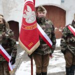 23.01.2022. Wąchock. Obchody 159. rocznicy wybuchu powstania styczniowego. Złożenie kwiatów przy tablicy upamiętniającej 150. rocznicę wybuchu powstania styczniowego / Wiktor Taszłow / Radio Kielce