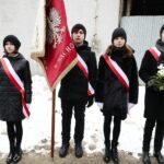 23.01.2022. Wąchock. Obchody 159. rocznicy wybuchu powstania styczniowego. Złożenie kwiatów przy tablicy upamiętniającej 150. rocznicę wybuchu powstania styczniowego / Wiktor Taszłow / Radio Kielce