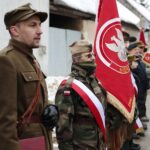 23.01.2022. Wąchock. Obchody 159. rocznicy wybuchu powstania styczniowego. Złożenie kwiatów przy tablicy upamiętniającej 150. rocznicę wybuchu powstania styczniowego / Wiktor Taszłow / Radio Kielce