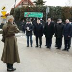 23.01.2022. Wąchock. Obchody 159. rocznicy wybuchu powstania styczniowego. Złożenie kwiatów przy tablicy upamiętniającej 150. rocznicę wybuchu powstania styczniowego. Na zdjęciu (drugi od lewej): senator Jarosław Rusiecki, minister Jan Józef Kasprzyk - szef Urzędu do Spraw Kombatantów i Osób Represjonowanych, Antoni Macierewicz - marszałek senior, Rafał Nowak - wicewojewoda świętokrzyski i Maria Zuba - doradca wojewody świętokrzyskiego / Wiktor Taszłow / Radio Kielce