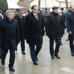 23.01.2022. Wąchock. Obchody 159. rocznicy wybuchu powstania styczniowego. Złożenie kwiatów przy tablicy upamiętniającej 150. rocznicę wybuchu powstania styczniowego. Na zdjęciu (od lewej): senator Jarosław Rusiecki, minister Jan Józef Kasprzyk - szef Urzędu do Spraw Kombatantów i Osób Represjonowanych, Antoni Macierewicz - marszałek senior, Rafał Nowak - wicewojewoda świętokrzyski / Wiktor Taszłow / Radio Kielce