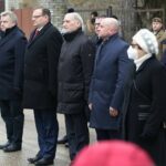 23.01.2022. Wąchock. Obchody 159. rocznicy wybuchu powstania styczniowego. Złożenie kwiatów przy tablicy upamiętniającej 150. rocznicę wybuchu powstania styczniowego. Na zdjęciu (od lewej): senator Jarosław Rusiecki, minister Jan Józef Kasprzyk - szef Urzędu do Spraw Kombatantów i Osób Represjonowanych, Antoni Macierewicz - marszałek senior, Rafał Nowak - wicewojewoda świętokrzyski i Maria Zuba - doradca wojewody świętokrzyskiego / Wiktor Taszłow / Radio Kielce