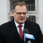 23.01.2022. Wąchock. Obchody 159. rocznicy wybuchu powstania styczniowego. Złożenie kwiatów przy tablicy upamiętniającej 150. rocznicę wybuchu powstania styczniowego. Na zdjęciu: minister Jan Józef Kasprzyk - szef Urzędu do Spraw Kombatantów i Osób Represjonowanych / Wiktor Taszłow / Radio Kielce