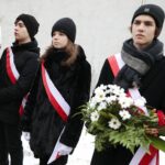 23.01.2022. Wąchock. Obchody 159. rocznicy wybuchu powstania styczniowego. Złożenie kwiatów przy tablicy upamiętniającej 150. rocznicę wybuchu powstania styczniowego / Wiktor Taszłow / Radio Kielce