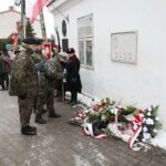 23.01.2022. Wąchock. Obchody 159. rocznicy wybuchu powstania styczniowego. Złożenie kwiatów przy tablicy upamiętniającej 150. rocznicę wybuchu powstania styczniowego / Wiktor Taszłow / Radio Kielce