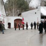 23.01.2022. Wąchock. Obchody 159. rocznicy wybuchu powstania styczniowego. Złożenie kwiatów przy tablicy upamiętniającej 150. rocznicę wybuchu powstania styczniowego / Wiktor Taszłow / Radio Kielce