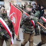 23.01.2022. Wąchock. Obchody 159. rocznicy wybuchu powstania styczniowego. Złożenie kwiatów przy tablicy upamiętniającej 150. rocznicę wybuchu powstania styczniowego / Wiktor Taszłow / Radio Kielce