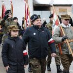 23.01.2022. Wąchock. Obchody 159. rocznicy wybuchu powstania styczniowego. Złożenie kwiatów przy tablicy upamiętniającej 150. rocznicę wybuchu powstania styczniowego / Wiktor Taszłow / Radio Kielce