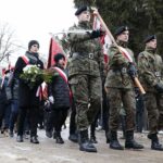 23.01.2022. Wąchock. Obchody 159. rocznicy wybuchu powstania styczniowego. Złożenie kwiatów przy tablicy upamiętniającej 150. rocznicę wybuchu powstania styczniowego / Wiktor Taszłow / Radio Kielce