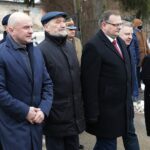 23.01.2022. Wąchock. Obchody 159. rocznicy wybuchu powstania styczniowego. Złożenie kwiatów przy tablicy upamiętniającej 150. rocznicę wybuchu powstania styczniowego. Na zdjęciu (od lewej): Rafał Nowak - wicewojewoda świętokrzyski, Antoni Macierewicz - marszałek senior, minister Jan Józef Kasprzyk - szef Urzędu do Spraw Kombatantów i Osób Represjonowanych, Jarosław Rusiecki - senator PiS i Maria Zuba - doradca wojewody świętokrzyskiego / Wiktor Taszłow / Radio Kielce