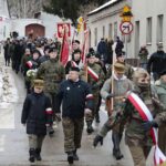 23.01.2022. Wąchock. Obchody 159. rocznicy wybuchu powstania styczniowego. Złożenie kwiatów przy tablicy upamiętniającej 150. rocznicę wybuchu powstania styczniowego / Wiktor Taszłow / Radio Kielce