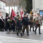 23.01.2022. Wąchock. Obchody 159. rocznicy wybuchu powstania styczniowego. Złożenie kwiatów przy tablicy upamiętniającej 150. rocznicę wybuchu powstania styczniowego / Wiktor Taszłow / Radio Kielce
