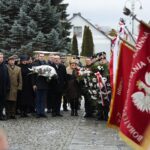 23.01.2022. Wąchock. Uroczystości przy pomniku Generała Mariana Langiewicza. Na zdjęciu (od lewej): Antoni Macierewicz - marszałek senior, senator Jarosław Rusiecki / Wiktor Taszłow / Radio Kielce