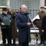 23.01.2022. Wąchock. Uroczystości przy pomniku Generała Mariana Langiewicza. Na zdjęciu: Rafał Nowak - wicewojewoda świętokrzyski i Maria Zuba - doradca wojewody świętokrzyskiego / Wiktor Taszłow / Radio Kielce