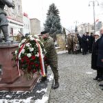 23.01.2022. Wąchock. Uroczystości przy pomniku Generała Mariana Langiewicza. Na zdjęciu (po prawej): Maria Zuba - doradca wojewody świętokrzyskiego i Rafał Nowak - wicewojewoda świętokrzyski / Wiktor Taszłow / Radio Kielce