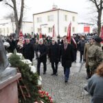 23.01.2022. Wąchock. Uroczystości przy pomniku Generała Mariana Langiewicza. Na zdjęciu (drugi od lewej): senator Jarosław Rusiecki, Jerzy Stopa, minister Jan Józef Kasprzyk - szef Urzędu do Spraw Kombatantów i Osób Represjonowanych / Wiktor Taszłow / Radio Kielce