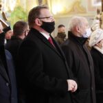 23.01.2022. Wąchock. Msza Święta w intencji ojczyzny. Na zdjęciu (od lewej): Rafał Nowak - wicewojewoda świętokrzyski, minister Jan Józef Kasprzyk - szef Urzędu do Spraw Kombatantów i Osób Represjonowanych, Antoni Macierewicz - marszałek senior i Maria Zuba - doradca wojewody świętokrzyskiego / Wiktor Taszłow / Radio Kielce