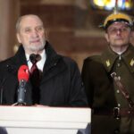 23.01.2022. Wąchock. Msza Święta w intencji ojczyzny. Na zdjęciu (od lewej): Antoni Macierewicz - marszałek senior i Dionizy Krawczyński - prezes Stowarzyszenia Rekonstrukcji Historycznych „Jodła” / Wiktor Taszłow / Radio Kielce