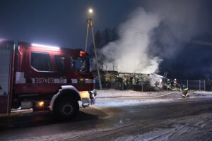 25.01.2022. Ciosowa, gm. Miedziana Góra. Pożar drewnianego domu / Wiktor Taszłow / Radio Kielce