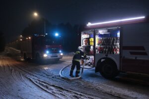 25.01.2022. Ciosowa, gm. Miedziana Góra. Pożar drewnianego domu / Wiktor Taszłow / Radio Kielce