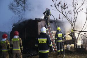 25.01.2022. Ciosowa, gm. Miedziana Góra. Pożar drewnianego domu / Wiktor Taszłow / Radio Kielce