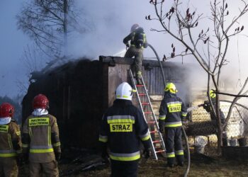 25.01.2022. Ciosowa, gm. Miedziana Góra. Pożar drewnianego domu / Wiktor Taszłow / Radio Kielce