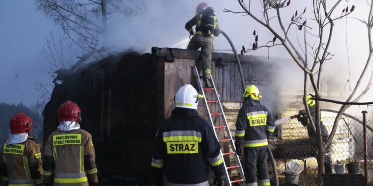 25.01.2022. Ciosowa, gm. Miedziana Góra. Pożar drewnianego domu / Wiktor Taszłow / Radio Kielce