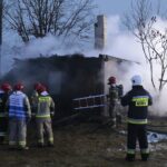 25.01.2022. Ciosowa, gm. Miedziana Góra. Pożar drewnianego domu / Wiktor Taszłow / Radio Kielce