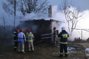 25.01.2022. Ciosowa, gm. Miedziana Góra. Pożar drewnianego domu / Wiktor Taszłow / Radio Kielce