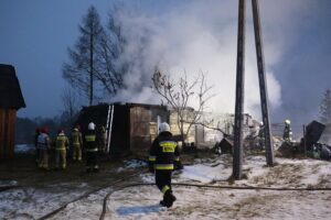 25.01.2022. Ciosowa, gm. Miedziana Góra. Pożar drewnianego domu / Wiktor Taszłow / Radio Kielce