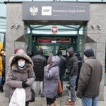 27.01.2022. Kielce. Narodowy Bank Polski Oddział Okręgowy w Kielcach. Kolejka do zakupu kolekcjonerskich monet poświęconych „Ochronie polskiej granicy wschodniej” / Wiktor Taszłow / Radio Kielce