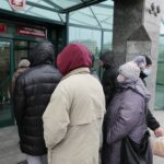 27.01.2022. Kielce. Narodowy Bank Polski Oddział Okręgowy w Kielcach. Kolejka do zakupu kolekcjonerskich monet poświęconych „Ochronie polskiej granicy wschodniej” / Wiktor Taszłow / Radio Kielce
