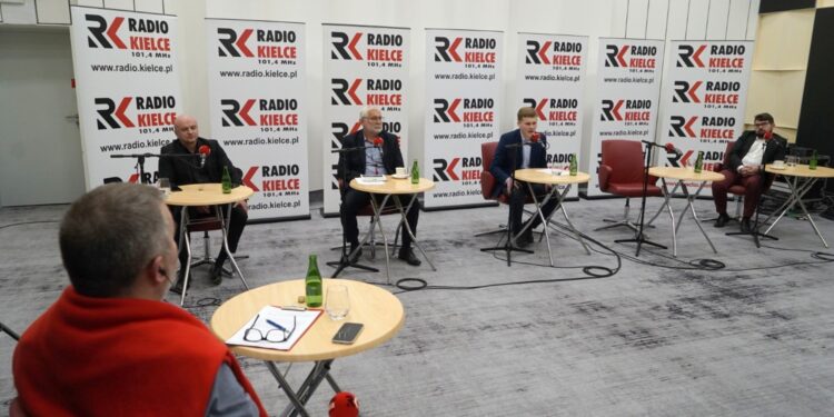 17.10.2021. Studio Polityczne Radia Kielce. Na zdjęciu (od lewej): Radosław Podsiadły - Radio Kielce, Rafał Nowak - Prawo i Sprawiedliwość,  Lucjan Pietrzczyk - Platforma Obywatelska,  Łukasz Wasilewski -  Konfederacja Ruch Narodowy, Filip Strząbała - Nowa Lewica - Wiosna / Sebastian Kalwat / Radio Kielce