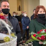 01.01.2022. Iwaniska. Msza w intencji miasta. Na zdjęciu: Wiesław Kowalczyk - przewodniczący Rady Miasta i Gminy Iwaniska i Elżbieta Charymska - dyrektor Instytucji Kultury Zamek Krzyżtopór / Anna Głąb / Radio Kielce