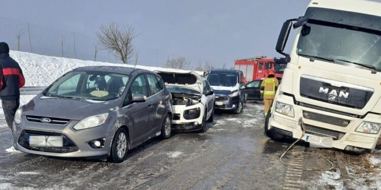 20.01.2022. Świątniki. Karambol / Policja