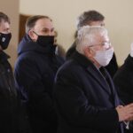 16.01.2021. Starachowice. Msza w 8. rocznicę śmierci Jadwigi Kaczyńskiej. Na zdjęciu (od lewej): Andrzej Pruś - przewodniczący sejmiku województwa świętokrzyskiego, Marek Kwitek - poseł PiS, poseł Krzysztof Lipiec - lider świętokrzyskich struktur PiS, Jarosław Kaczyński - prezes PiS / Jarosław Kubalski / Radio Kielce