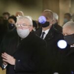 16.01.2021. Starachowice. Msza w 8. rocznicę śmierci Jadwigi Kaczyńskiej. Na zdjęciu (od lewej): Krzysztof Lipiec - lider świętokrzyskich struktur PiS, Jarosław Kaczyński - prezes PiS / Jarosław Kubalski / Radio Kielce