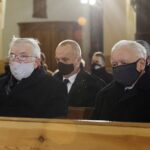 16.01.2021. Starachowice. Msza w 8. rocznicę śmierci Jadwigi Kaczyńskiej. Na zdjęciu (w pierwszym rzędzie, od lewej): Krzysztof Lipiec - lider świętokrzyskich struktur PiS, Jarosław Kaczyński - prezes PiS / Jarosław Kubalski / Radio Kielce
