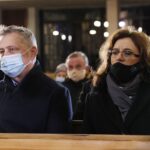 16.01.2021. Starachowice. Msza w 8. rocznicę śmierci Jadwigi Kaczyńskiej. Na zdjęciu: Zbigniew Koniusz - wojewoda świętokrzyski, Agata Wojtyszek - poseł PiS / Jarosław Kubalski / Radio Kielce