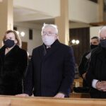 16.01.2021. Starachowice. Msza w 8. rocznicę śmierci Jadwigi Kaczyńskiej. Na zdjęciu (od lewej): poseł Anna Krupka - wiceminister kultury, dziedzictwa narodowego i sportu, Krzysztof Lipiec - lider świętokrzyskich struktur PiS, Jarosław Kaczyński - prezes PiS / Jarosław Kubalski / Radio Kielce