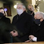 16.01.2021. Starachowice. Msza w 8. rocznicę śmierci Jadwigi Kaczyńskiej. Na zdjęciu (od lewej): poseł Anna Krupka - wiceminister kultury, dziedzictwa narodowego i sportu, poseł Krzysztof Lipiec - lider świętokrzyskich struktur PiS, Jarosław Kaczyński - prezes PiS / Jarosław Kubalski / Radio Kielce