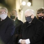 16.01.2021. Starachowice. Msza w 8. rocznicę śmierci Jadwigi Kaczyńskiej. Na zdjęciu (na pierwszym planie, od lewej): poseł Krzysztof Lipiec - lider świętokrzyskich struktur PiS, Jarosław Kaczyński - prezes PiS / Jarosław Kubalski / Radio Kielce