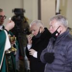 16.01.2021. Starachowice. Msza w 8. rocznicę śmierci Jadwigi Kaczyńskiej. Na zdjęciu (w środku): Jarosław Kaczyński - prezes PiS / Jarosław Kubalski / Radio Kielce