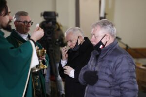 16.01.2021. Starachowice. Msza w 8. rocznicę śmierci Jadwigi Kaczyńskiej. Na zdjęciu (w środku): Jarosław Kaczyński - prezes PiS / Jarosław Kubalski / Radio Kielce