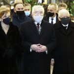 16.01.2021. Starachowice. Złożenie kwiatów przed tablicami w Panteonie Pamięci Narodowej.  Na zdjęciu (w pierwszym rzędzie, od lewej): poseł Anna Krupka - wiceminister kultury, dziedzictwa narodowego i sportu, poseł Krzysztof Lipiec - lider świętokrzyskich struktur PiS, Jarosław Kaczyński - prezes PiS / Jarosław Kubalski / Radio Kielce