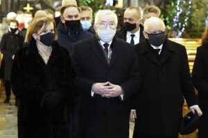 16.01.2021. Starachowice. Złożenie kwiatów przed tablicami w Panteonie Pamięci Narodowej. Na zdjęciu (w pierwszym rzędzie, od lewej): poseł Anna Krupka - wiceminister kultury, dziedzictwa narodowego i sportu, poseł Krzysztof Lipiec - lider świętokrzyskich struktur PiS, Jarosław Kaczyński - prezes PiS / Jarosław Kubalski / Radio Kielce