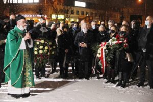 16.01.2021. Starachowice. 16.01.2021. Starachowice. Złożenie kwiatów przed tablicami w Panteonie Pamięci Narodowej / Jarosław Kubalski / Radio Kielce