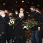 16.01.2021. Starachowice. Złożenie kwiatów przed tablicami w Panteonie Pamięci Narodowej. Na zdjęciu (od lewej): Krzysztof Słoń - senator PiS, poseł Anna Krupka - wiceminister kultury, dziedzictwa narodowego i sportu, poseł Krzysztof Lipiec - lider świętokrzyskich struktur PiS, Agata Wojtyszek - poseł PiS, Jarosław Kaczyński - prezes PiS / Jarosław Kubalski / Radio Kielce