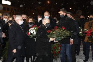 16.01.2021. Starachowice. Złożenie kwiatów przed tablicami w Panteonie Pamięci Narodowej. Na zdjęciu (od lewej): Krzysztof Słoń - senator PiS, poseł Anna Krupka - wiceminister kultury, dziedzictwa narodowego i sportu, poseł Krzysztof Lipiec - lider świętokrzyskich struktur PiS, Agata Wojtyszek - poseł PiS, Jarosław Kaczyński - prezes PiS / Jarosław Kubalski / Radio Kielce